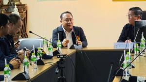 บุกรวบ จนท.สำนักทะเบียนเขตธนบุรี พร้อมผู้สนับสนุน 5 ราย ออกสูติบัตรเถื่อนสวมสัญชาติให้ต่างด้าว