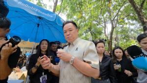 “อนุทิน” แวะรังนกกระจอกทักทายสื่อทำเนียบฯ ชงชาเขียวดื่มเองก่อนหม่ำไอศกรีม พร้อมปล่อยมุก “แปะก๊วยช่วยความจำ”