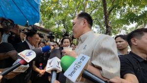 “อนุทิน” แวะรังนกกระจอกทักทายสื่อทำเนียบฯ ชงชาเขียวดื่มเองก่อนหม่ำไอศกรีม พร้อมปล่อยมุก “แปะก๊วยช่วยความจำ”