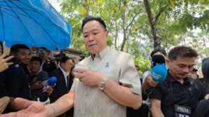 “อนุทิน” แวะรังนกกระจอกทักทายสื่อทำเนียบฯ ชงชาเขียวดื่มเองก่อนหม่ำไอศกรีม พร้อมปล่อยมุก “แปะก๊วยช่วยความจำ”