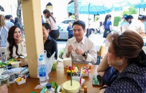 “อนุทิน” แวะรังนกกระจอกทักทายสื่อทำเนียบฯ ชงชาเขียวดื่มเองก่อนหม่ำไอศกรีม พร้อมปล่อยมุก “แปะก๊วยช่วยความจำ”