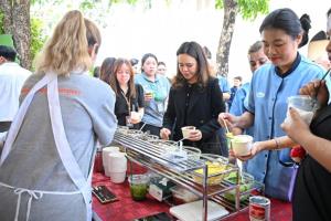 “อนุทิน” แวะรังนกกระจอกทักทายสื่อทำเนียบฯ ชงชาเขียวดื่มเองก่อนหม่ำไอศกรีม พร้อมปล่อยมุก “แปะก๊วยช่วยความจำ”