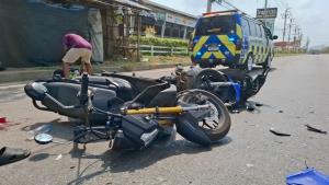 หนุ่มสั่งแฟนขี่ย้อนศร  เหตุน้ำมันใกล้หมด ก่อนชนประสานงาจยย. เจ็บสาหัส 2 ราย