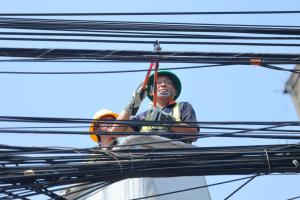 AIS - ภาครัฐ ส่งทีมวิศวกรลุยจัดระเบียบสายสื่อสารบนถนนลาดพร้าว