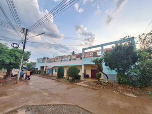 สภาพโรงเรียนบ้านนาค้อหลังถูกพายุฤดูร้อนพัดถล่ม ทำให้อาคารเรียนเสียหายอย่างหนัก
