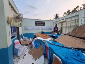 พายุฤดูร้อนถล่ม อ.ปากชม โรงเรียนบ้านนาค้อถูกแรงลมพัดอุปกรณ์การเรียนเสียหายยับ