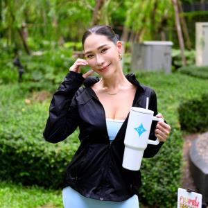 “พลอย เฌอมาลย์” เสิร์ฟลุคสวยสตรอง นำทีมสาว ๆ เล่นโยคะ ท่ามกลางบรรยากาศใจกลางเมือง