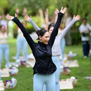 “พลอย เฌอมาลย์” เสิร์ฟลุคสวยสตรอง นำทีมสาว ๆ เล่นโยคะ ท่ามกลางบรรยากาศใจกลางเมือง