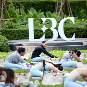 “พลอย เฌอมาลย์” เสิร์ฟลุคสวยสตรอง นำทีมสาว ๆ เล่นโยคะ ท่ามกลางบรรยากาศใจกลางเมือง