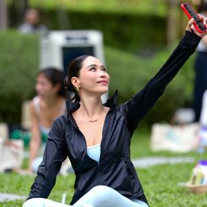 “พลอย เฌอมาลย์” เสิร์ฟลุคสวยสตรอง นำทีมสาว ๆ เล่นโยคะ ท่ามกลางบรรยากาศใจกลางเมือง