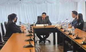 ร่่วมหารือเกี่ยวกับพยานหลักฐานเพิ่มเติมในคดี