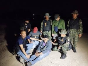 กอ.รมน.สุพรรณบุรี บุกจับ 2 ชายหนองสาหร่าย ยึดยาบ้า พร้อมปืนเถื่อน-กระสุน