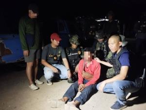 กอ.รมน.สุพรรณบุรี บุกจับ 2 ชายหนองสาหร่าย ยึดยาบ้า พร้อมปืนเถื่อน-กระสุน