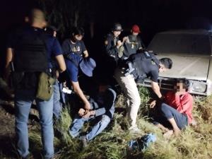 กอ.รมน.สุพรรณบุรี บุกจับ 2 ชายหนองสาหร่าย ยึดยาบ้า พร้อมปืนเถื่อน-กระสุน