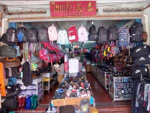 ร้านขายชุดนักเรียนเบตงยังคงตรึงราคาเดิม แบ่งเบาภาระค่าใช้จ่ายต้อนรับเปิดเทอม