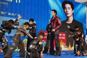 คุนหมิงแตก! ‘บี้ ธรรศภาคย์’ โชว์สกิลศิลปินตัวท็อป ร้องเต้นสุดปัง บุกเทศกาลไทยครั้งที่ 16 แฟนคลับจีนแห่ต้อนรับสนั่นห้าง