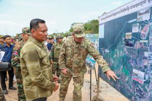 เขมรยั่วยุ! รุกประชิดลวดหนามข่องจอม ขณะพา ผช.ทูตทหารลงพื้นที่ ไทยจุดประทัดเตือน “มาลี” โวยแหลกอ้างเสียมยิง M79 ใส่