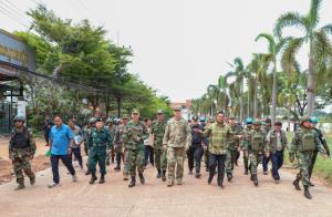 เขมรยั่วยุ! รุกประชิดลวดหนามข่องจอม ขณะพา ผช.ทูตทหารลงพื้นที่ ไทยจุดประทัดเตือน “มาลี” โวยแหลกอ้างเสียมยิง M79 ใส่