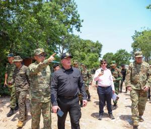 เขมรยั่วยุ! รุกประชิดลวดหนามข่องจอม ขณะพา ผช.ทูตทหารลงพื้นที่ ไทยจุดประทัดเตือน “มาลี” โวยแหลกอ้างเสียมยิง M79 ใส่