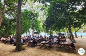 พื้นที่รับประทานอาหารท่ามกลางธรรมชาติที่อ่าวช่องขาด