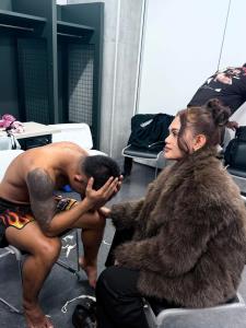 น้ำตาลูกผู้ชาย “รถถัง” ปล่อยโฮหลังพ่ายน็อคทาเครุ “อัยด้า” ภรรยาต้องคอยปลอบ