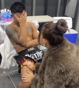 น้ำตาลูกผู้ชาย “รถถัง” ปล่อยโฮหลังพ่ายน็อคทาเครุ “อัยด้า” ภรรยาต้องคอยปลอบ