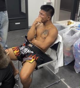 น้ำตาลูกผู้ชาย “รถถัง” ปล่อยโฮหลังพ่ายน็อคทาเครุ “อัยด้า” ภรรยาต้องคอยปลอบ