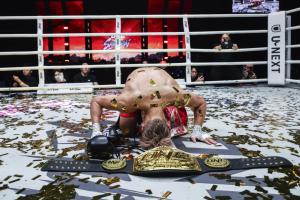 "ทาเครุ" ล้างแค้น "รถถัง" ชนะ TKO ยก 5 คว้าแชมป์คิกบ็อกซิ่งเฉพาะกาล พร้อมโบนัส 15 ล้าน