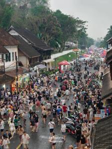 นักท่องเที่ยวกำลังสนุกสนานกับการเล่นน้ำในช่วงเทศกาลบุนปีใหม่ลาว ที่เมืองมรดกโลกหลวงพระบาง (ภาพจากเพจข่าวเสดถะกิด-สังคม)