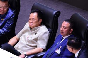 อนุทิน ชาญวีรกูล กับ ณัฏฐ์ชนน ศรีก่อเกื้อ