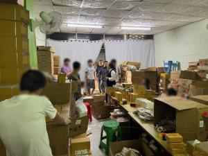 ปอศ.ทลายโกดังจีนเทาลอบขายครีมปลอมออนไลน์ ยึดของกลางกว่า 7 แสนชิ้น