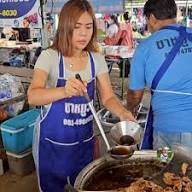 ขาหมู 3 ก บุรีรัมย์  บทพิสูจน์ขายของดีไม่จำเป็นต้องขึ้นห้างหรู ขายตลาดนัดสร้างยอดขายหลักแสนต่อเดือนได้