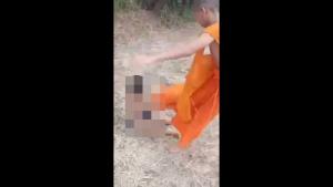 สุดสะเทือนใจ! สามเณรเมืองช้างรุมทำร้ายเด็ก 9 ขวบพร้อมถ่ายคลิป กระทืบเตะต่อยไม้เฆี่ยนตีบุหรี่จี้ระบมทั้งตัว ส่งรักษา รพ.