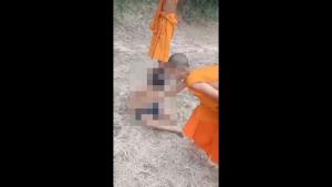 สุดสะเทือนใจ! สามเณรเมืองช้างรุมทำร้ายเด็ก 9 ขวบพร้อมถ่ายคลิป กระทืบเตะต่อยไม้เฆี่ยนตีบุหรี่จี้ระบมทั้งตัว ส่งรักษา รพ.