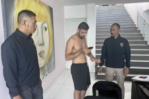 รวบหนุ่มอิสราเอล หัวหน้าแก๊งอาชญากร “อเวนเจอร์” ก่อคดีโชคโชน เป็นบุคคลอันตราย