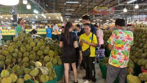 (คลิป)สวนกระแสดรามาลูกละ100! แม่ค้าทุเรียนโคราชจัดหนักขายลูกละ 19 บาท ย้ำไม่กระทบตลาด-ทุกลูกมีประกัน