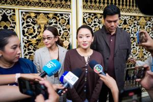 “อิ๊งค์-เอม” เข้าเยี่ยม “พ่อแม้ว” งงทำไมต้องติดกำไล EM ทั้งที่แก่แล้ว-เป็นอดีตนายกฯ แต่น้อมรับมติพักโทษ