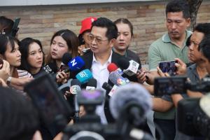 “อิ๊งค์-เอม” เข้าเยี่ยม “พ่อแม้ว” งงทำไมต้องติดกำไล EM ทั้งที่แก่แล้ว-เป็นอดีตนายกฯ แต่น้อมรับมติพักโทษ