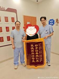 ทีมแพทย์และคนไข้ชาย วัย 40 (ภาพจาก : สื่อจีน)