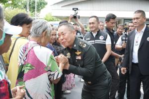 ”กอ.รมน.ผนึก เอกชน“ เปิดโครงการ “ตู้ปันน้ำใจ” บรรเทาความเดือดร้อนประชาชน แจกของช่วยค่าครองชีพ-กลุ่มเปราะบางทั่วกรุง