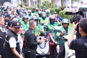 ”กอ.รมน.ผนึก เอกชน“ เปิดโครงการ “ตู้ปันน้ำใจ” บรรเทาความเดือดร้อนประชาชน แจกของช่วยค่าครองชีพ-กลุ่มเปราะบางทั่วกรุง