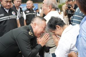 ”กอ.รมน.ผนึก เอกชน“ เปิดโครงการ “ตู้ปันน้ำใจ” บรรเทาความเดือดร้อนประชาชน แจกของช่วยค่าครองชีพ-กลุ่มเปราะบางทั่วกรุง