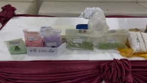 รวบสองผัวเมียลักลอบขายยา ยึดของกลางยาบ้า 250,000 เม็ด สารภาพรับมาขายต่อเม็ดละ30บาท