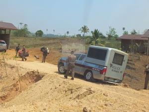 สลดเซ่นพิษรักแรงหึง!หนุ่มพม่าหึงเมียเล่นโซเชียลฯแฟนคลับตรึม ห้ามไม่ฟัง-ทะเลาะแรง โดนแทงอกพรุนก่อนฟันคอเมียดับคู่