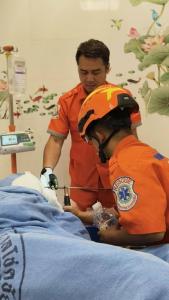 (คลิป)ระทึกนาทีชีวิต! หนุ่มโคราชถูกคู่อริยิงปืนลูกดอกเหล็กปักคาใบหน้าสาหัส กู้ภัยใช้เครื่องพลาสมาตัดออกช่วยชีวิต