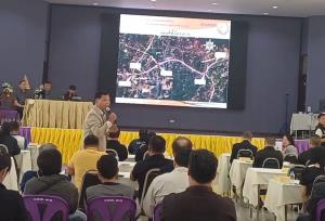 ป้ายค้านพรึบ!ชี้ทางหลวงผุดสะพานข้ามแยก ทล.12-จุดตัดเส้นทางเชื่อมอินโดจีน ธุรกิจเสี่ยงเจ๊ง-กระทบชุมชน