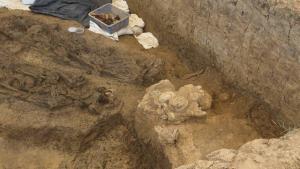 พบ “กำไลทองคำ” สวมโครงกระดูกโบราณ พร้อมกลองมโหระทึกที่เพชรบุรี คาดอายุ 2,000 ปี ล่าสุดพบโครงที่ 8