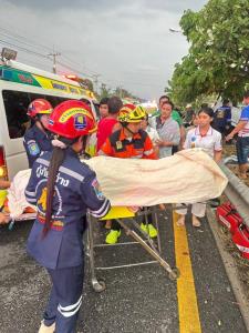 เศร้าสลด! เด็ก 5 ขวบถามกู้ภัยพ่อแม่หนูเสียชีวิตหรือยัง หลังกระบะชนอัดต้นไม้พ่อแม่ดับ ลูกน้อยรอดหวุดหวิด