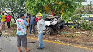 เศร้าสลด! เด็ก 5 ขวบถามกู้ภัยพ่อแม่หนูเสียชีวิตหรือยัง หลังกระบะชนอัดต้นไม้พ่อแม่ดับ ลูกน้อยรอดหวุดหวิด