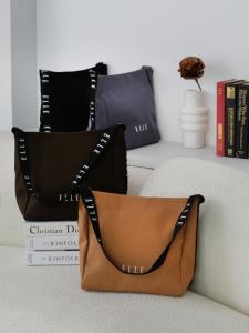แมตช์ลุคสนุกด้วยกระเป๋าผ้าคอลใหม่ ถ่ายทอดดีไซน์สไตล์ effortless chic